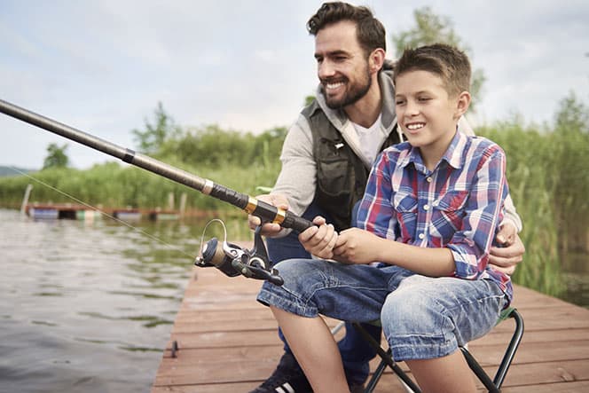 père et fils à la pêche