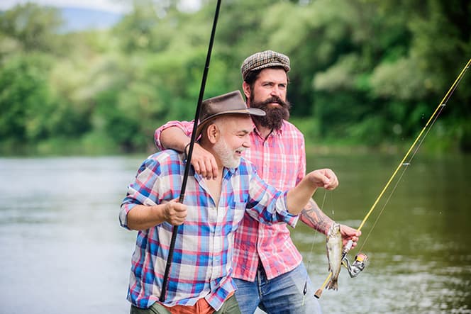 pêche en rivière deux hommes ont attrapé un poisson