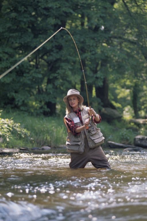 femme qui pêche dans une rivière