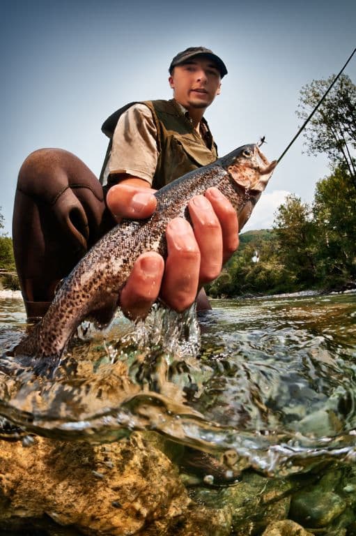 pêcheur qui vient d'attraper un poisson