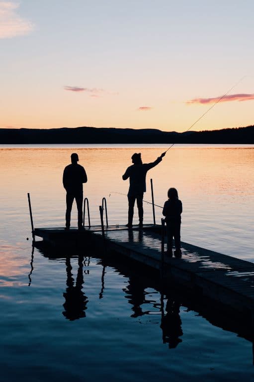 pêcheurs au bord d'un lac